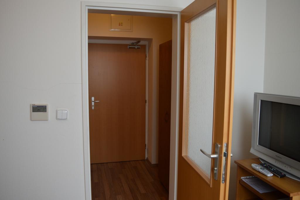 Hotel Akademik Братислава Экстерьер фото